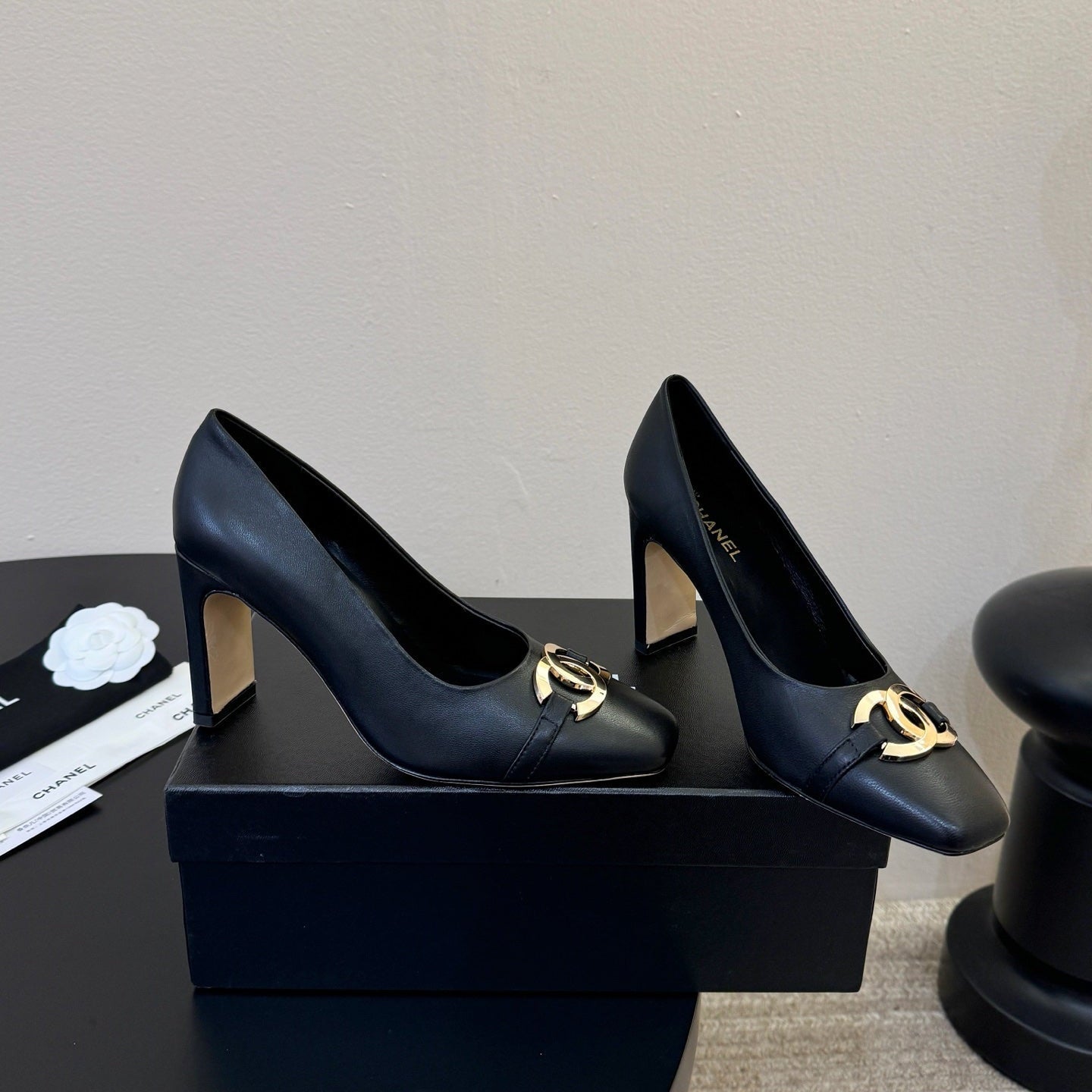 CC 26ss Logo Square-Toe Pumps Black Lambskin 835683