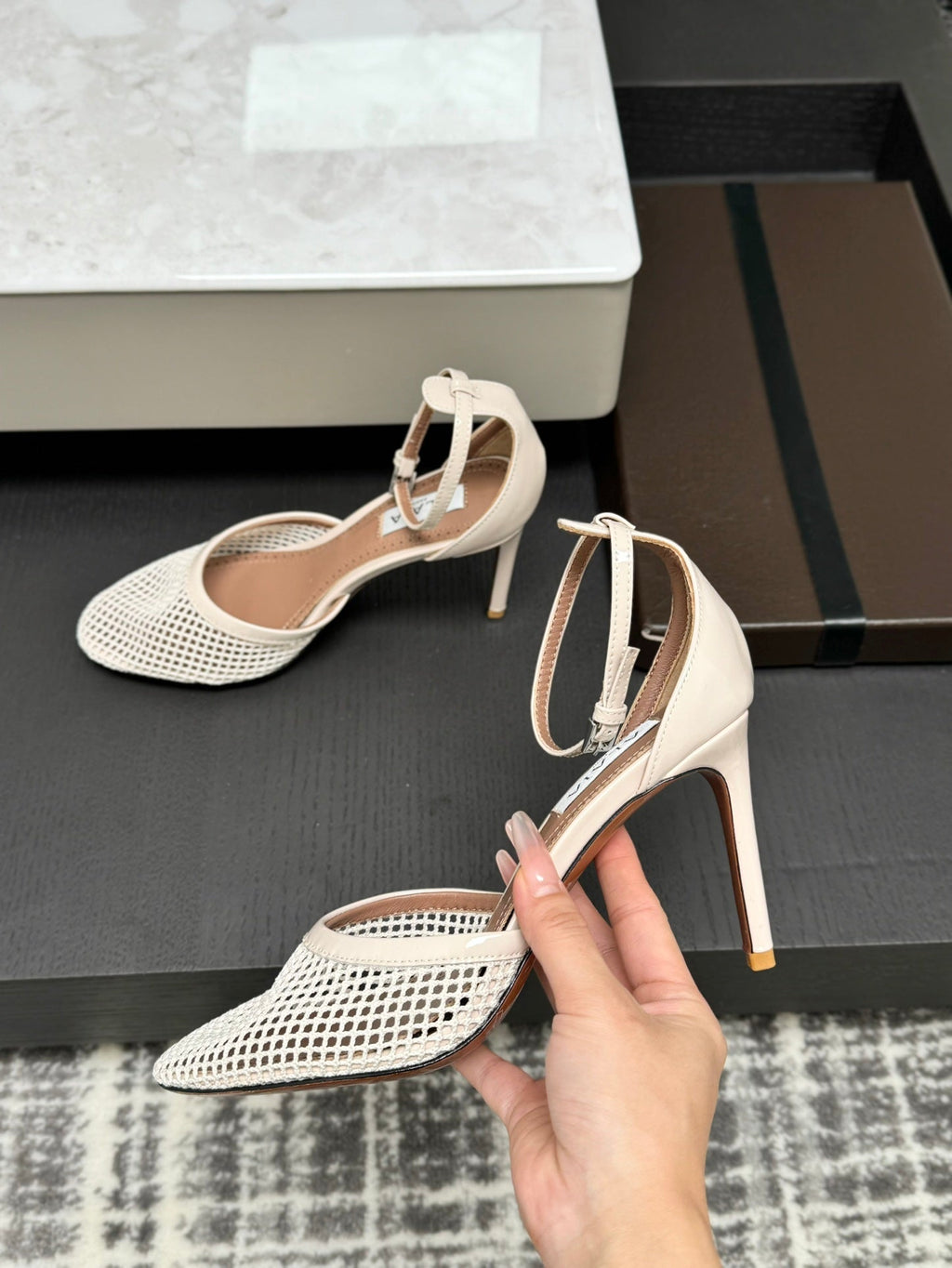 Alai Mesh Pumps 10.5cm Beige Mesh & Patent Leather