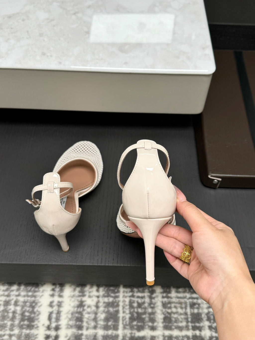 Alai Mesh Pumps 10.5cm Beige Mesh & Patent Leather