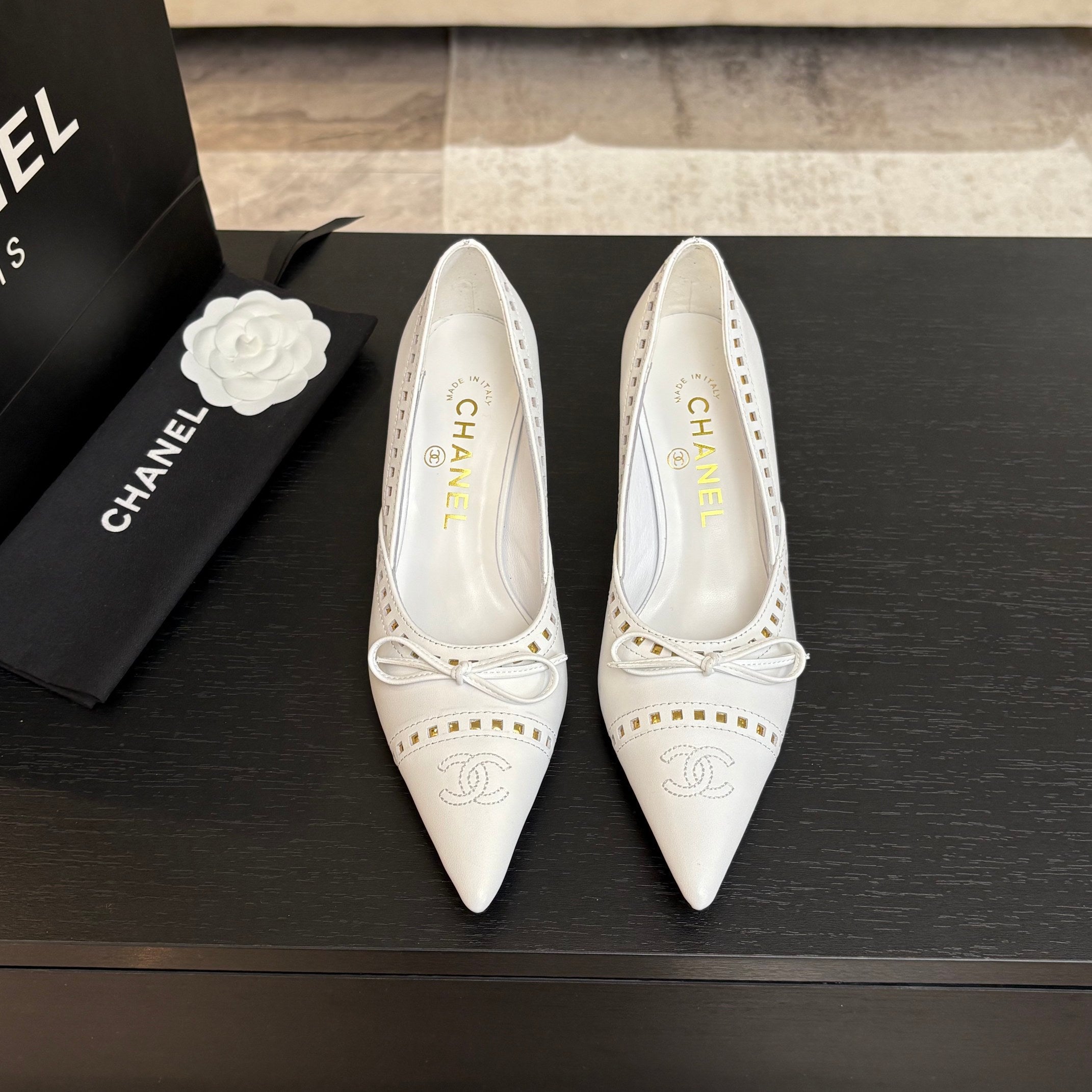 CC Bow Pointed Toe Pumps 6.5cm White Leather 912933