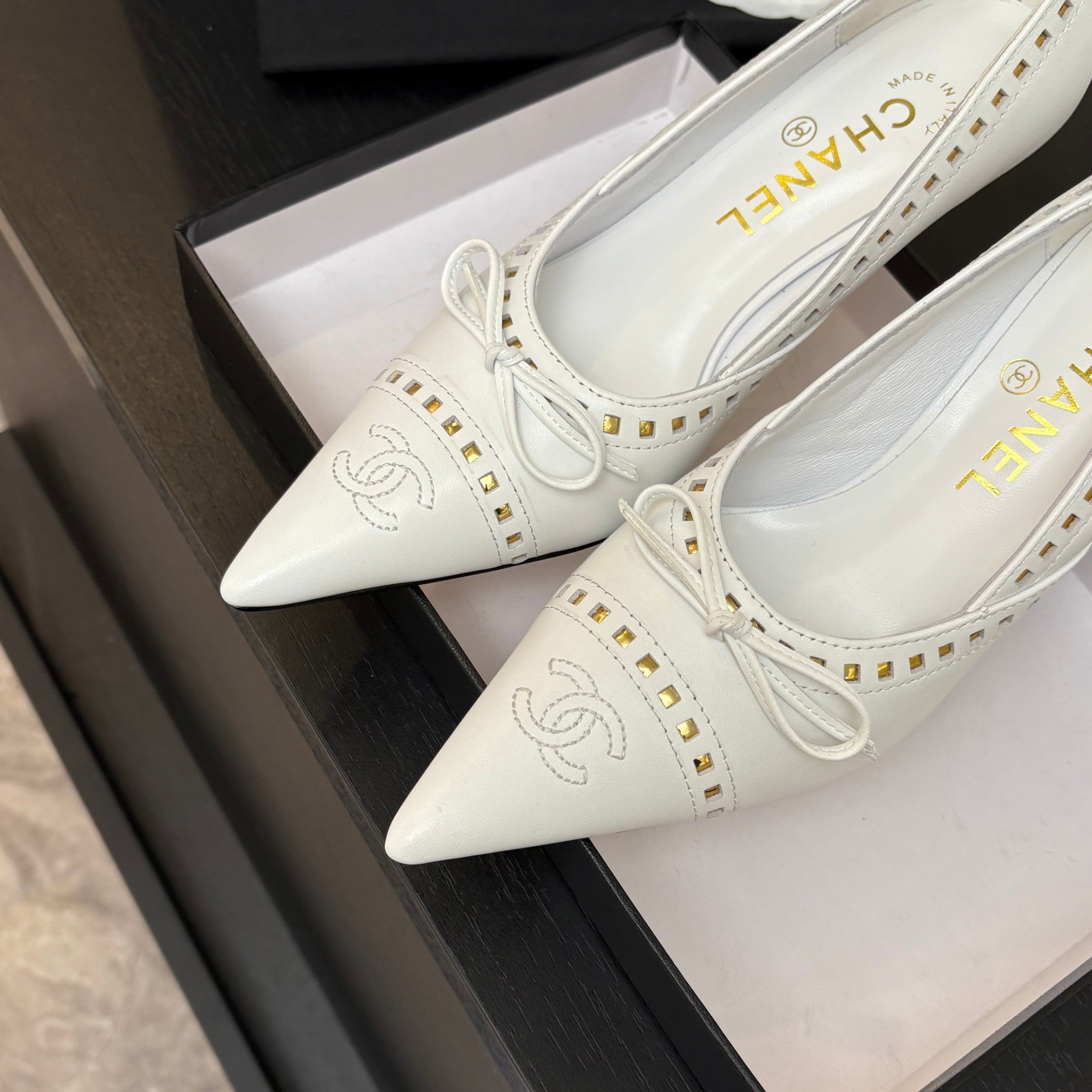 CC Bow Pointed Toe Pumps 6.5cm White Leather 912933