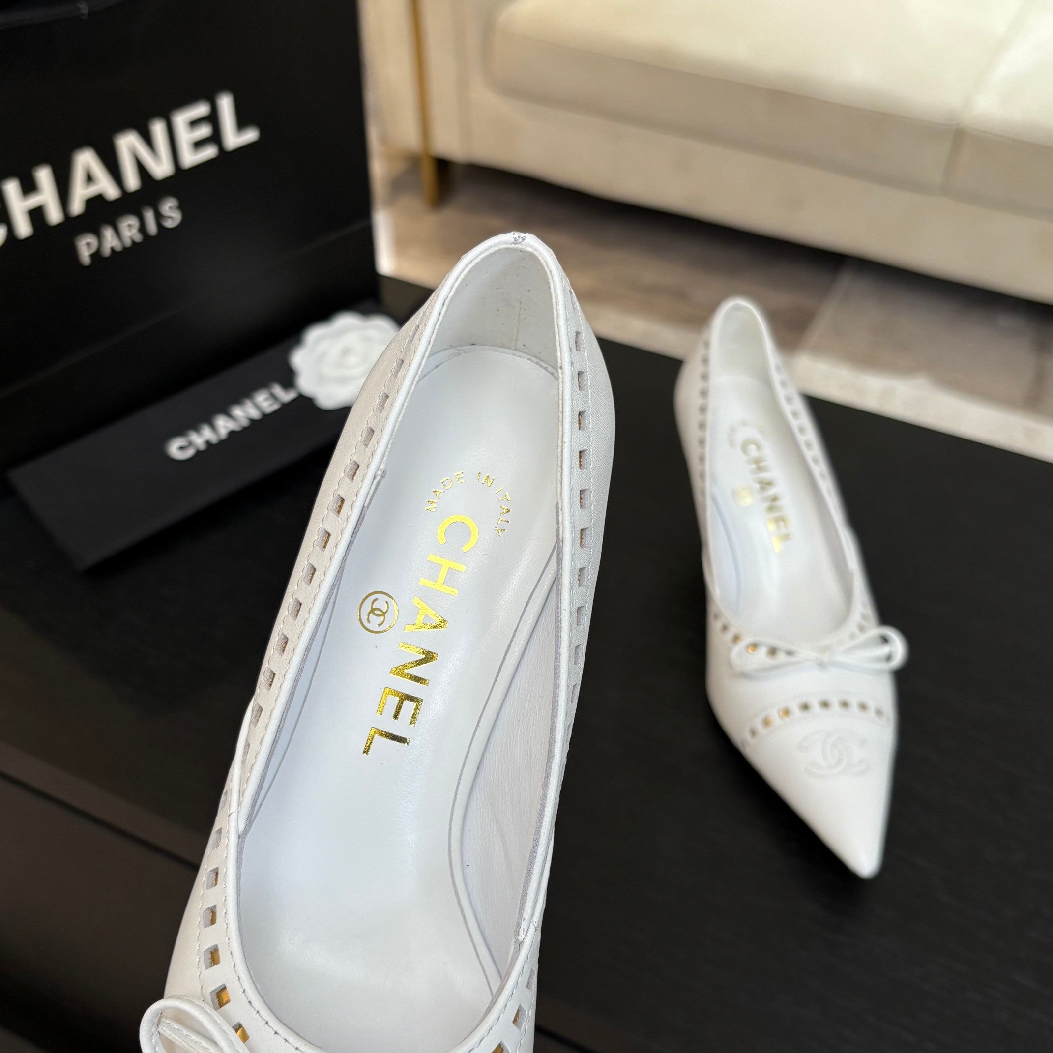CC Bow Pointed Toe Pumps 6.5cm White Leather 912933