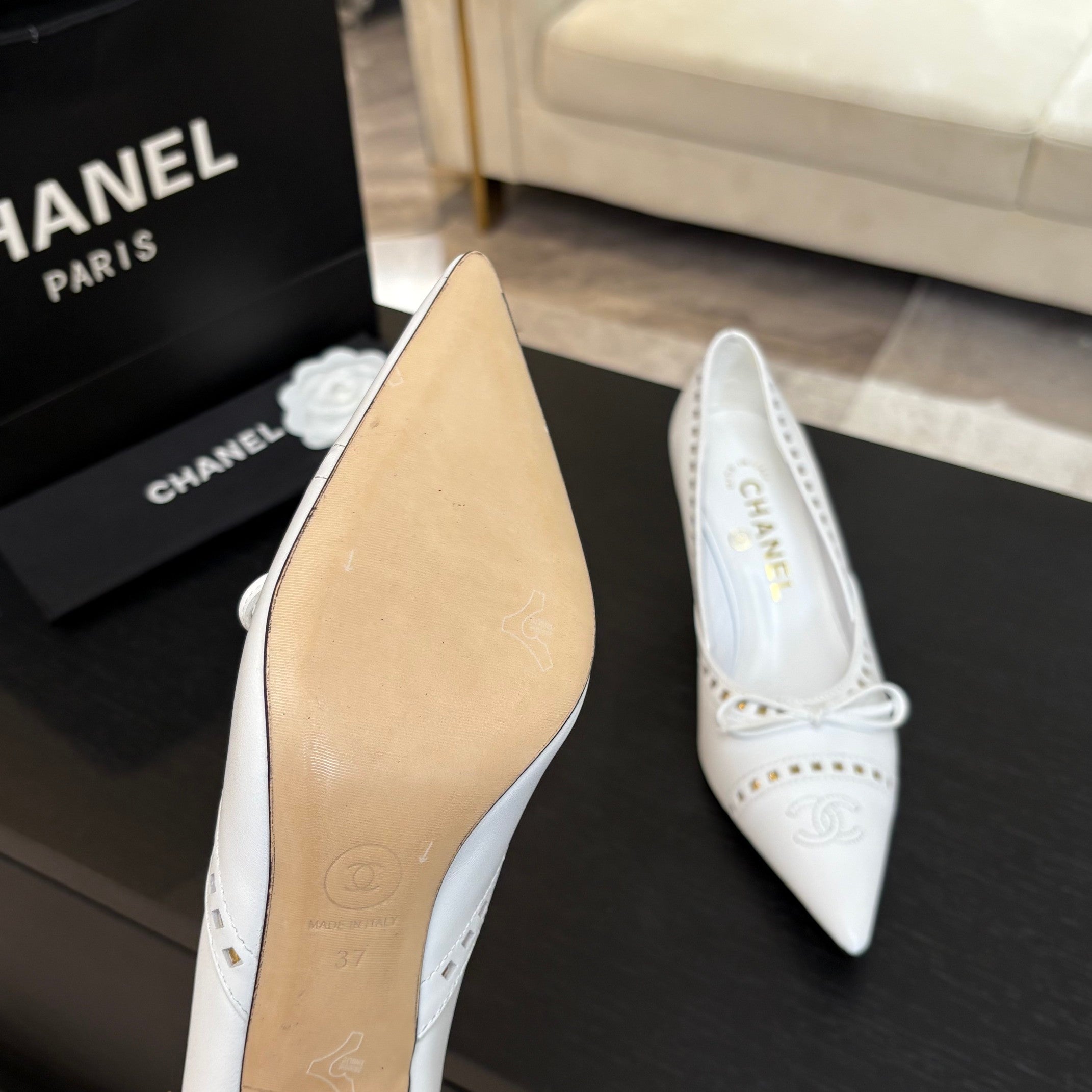 CC Bow Pointed Toe Pumps 6.5cm White Leather 912933