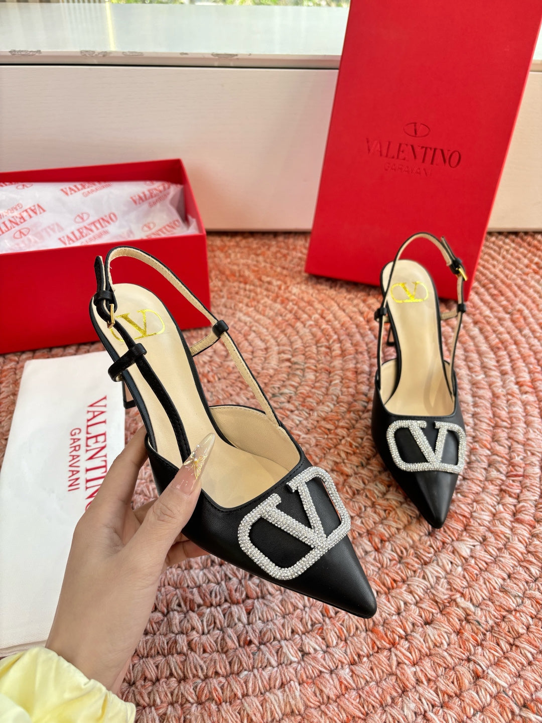 VLogo Signature Slingback 80mm Black Sheepskin 702214