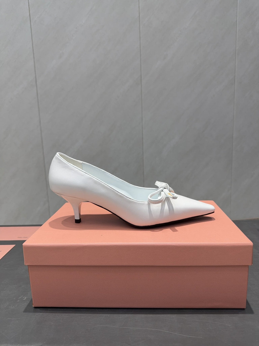 Miu 26s Pointed Toe Pumps 55mm In White Calfskin With Bow
