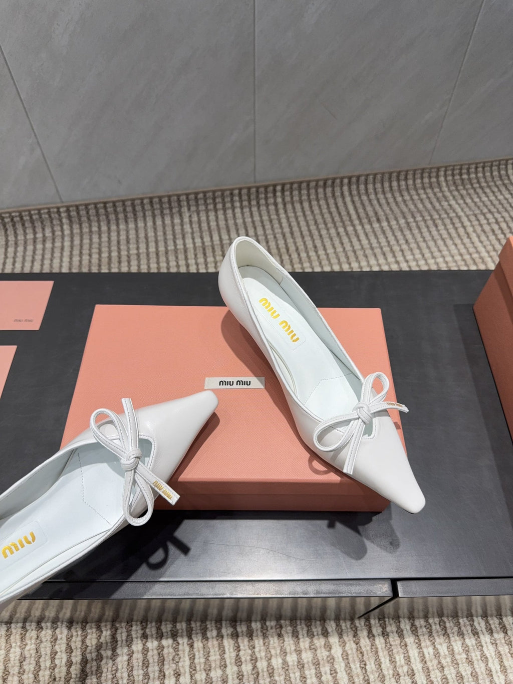 Miu 26s Pointed Toe Pumps 55mm In White Calfskin With Bow