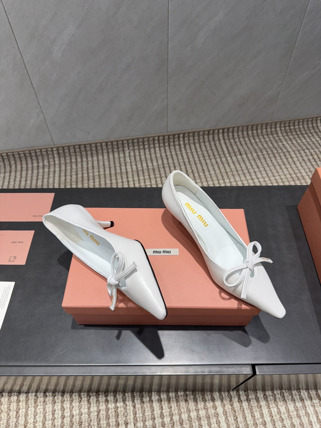 Miu 26s Pointed Toe Pumps 55mm In White Calfskin With Bow