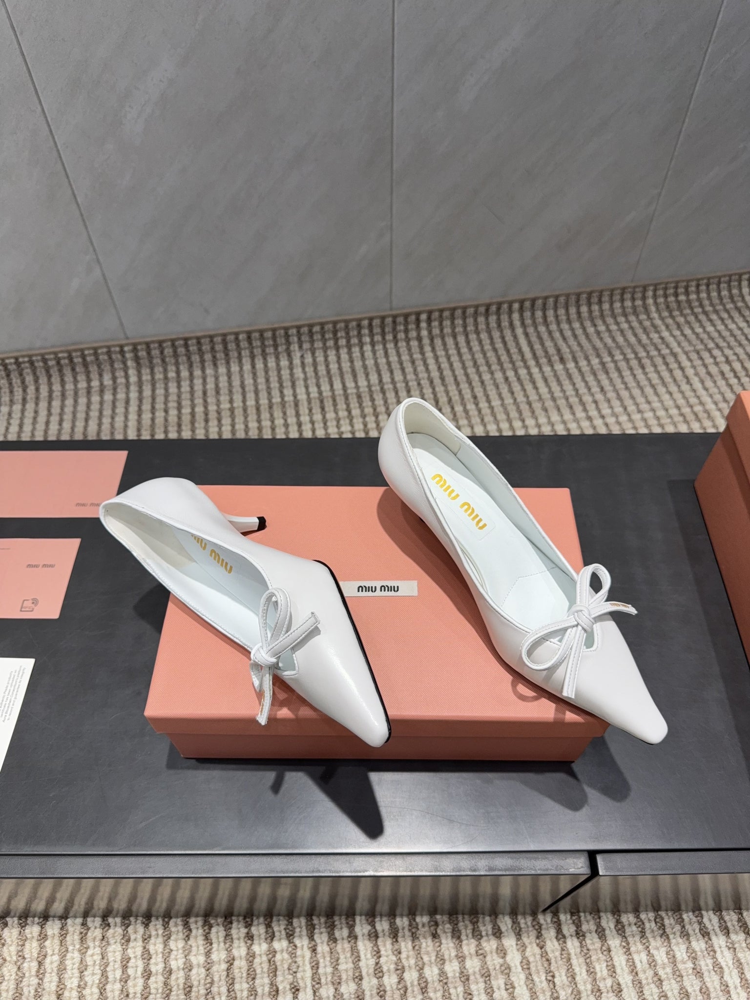Miu 26s Pointed Toe Pumps 55mm In White Calfskin With Bow