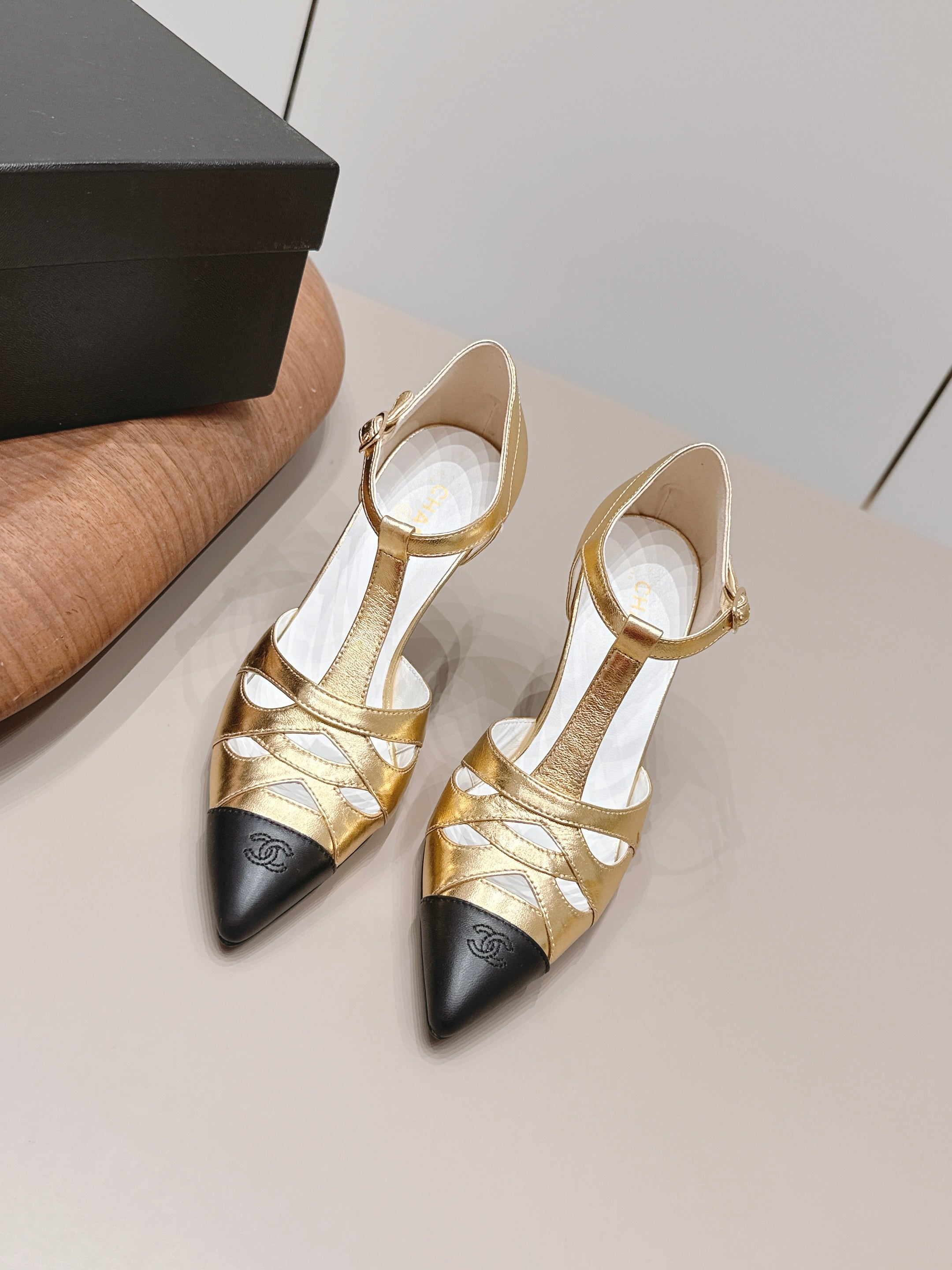CC 26s Pointed-toe Slingback 9.5cm Black Gold Sheepskin 876258