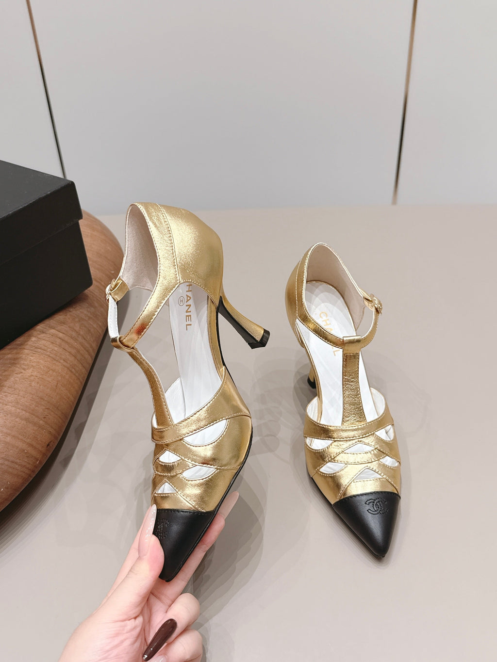 CC 26s Pointed-toe Slingback 9.5cm Black Gold Sheepskin 876258