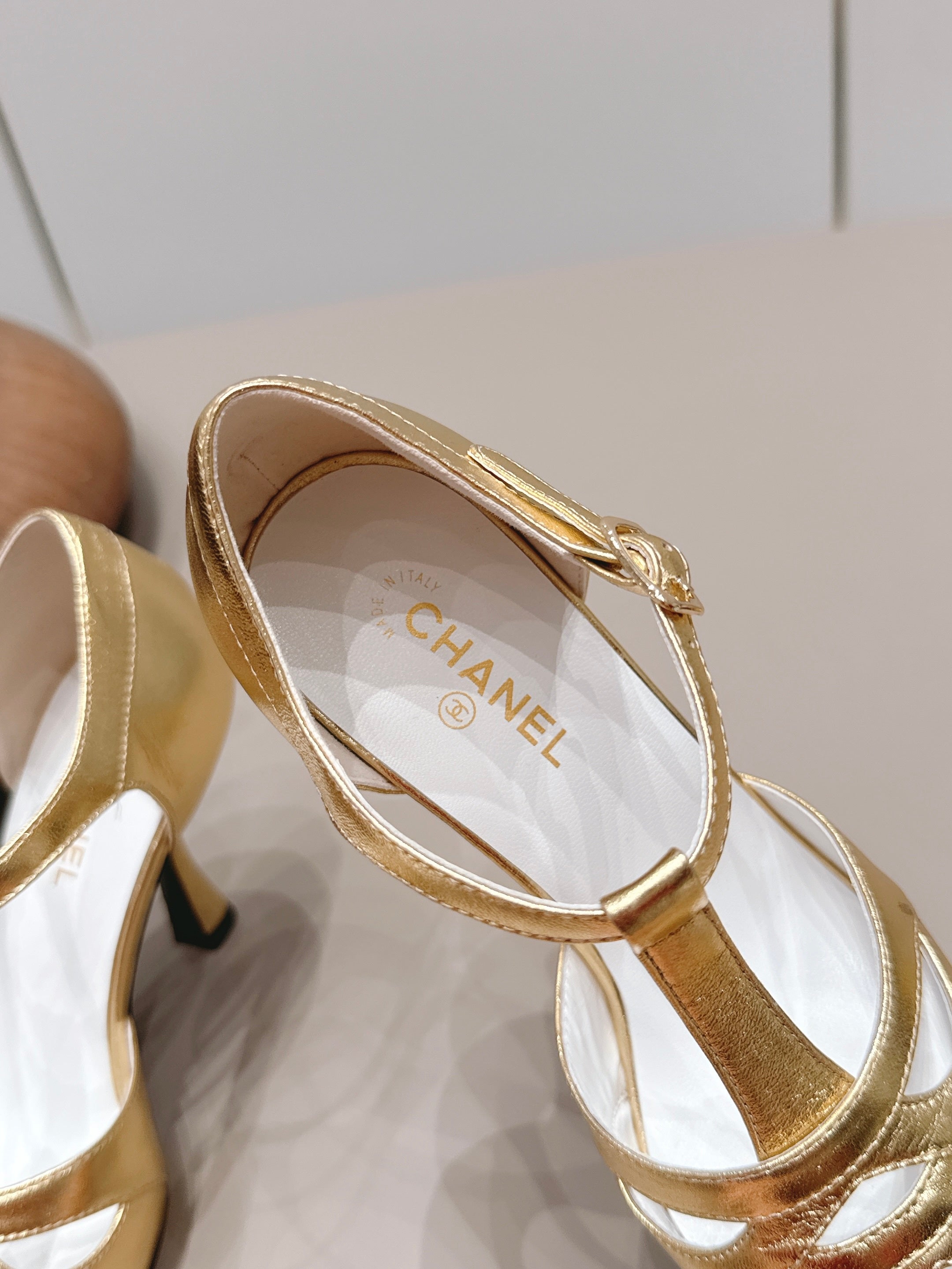 CC 26s Pointed-toe Slingback 9.5cm Black Gold Sheepskin 876258