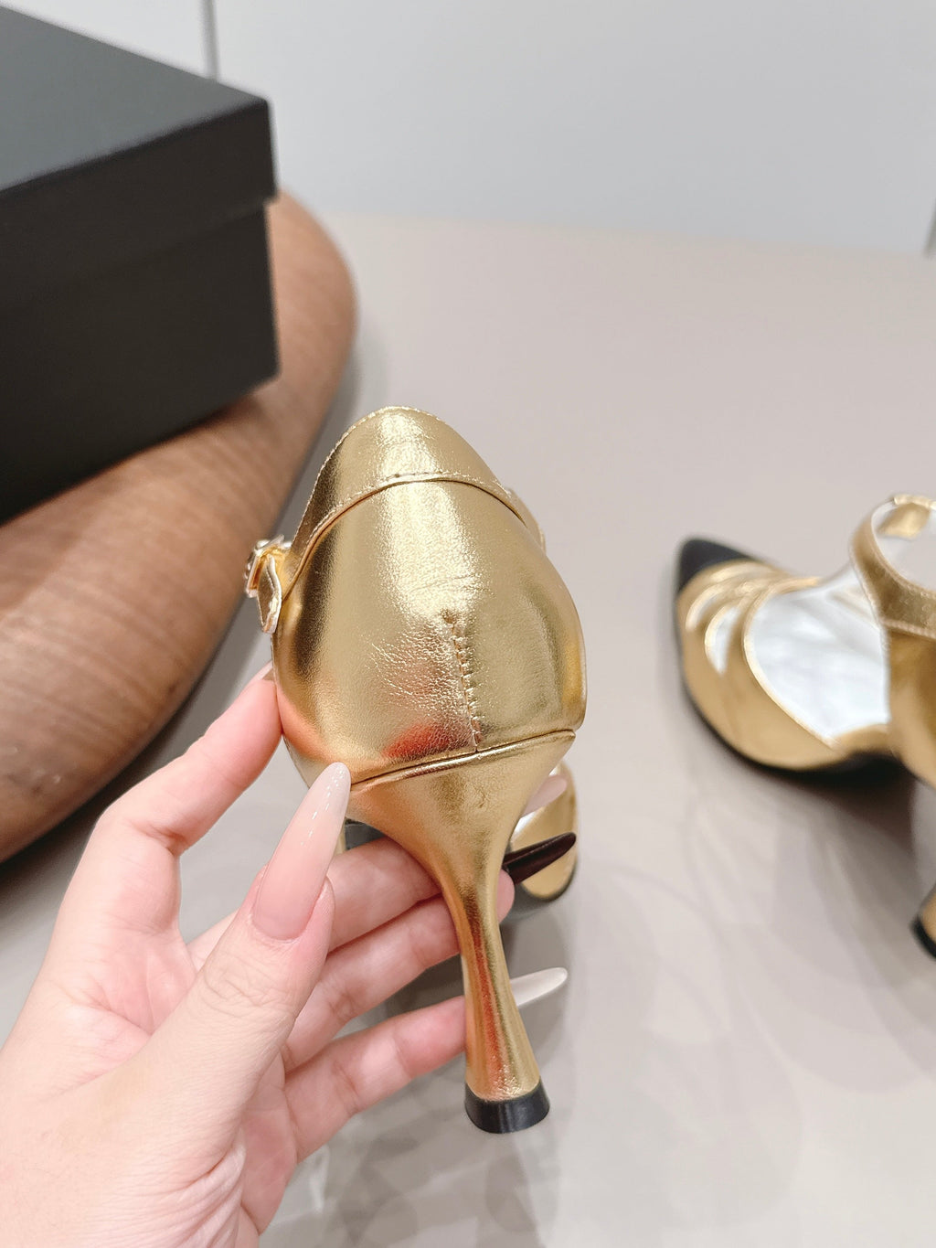 CC 26s Pointed-toe Slingback 9.5cm Black Gold Sheepskin 876258
