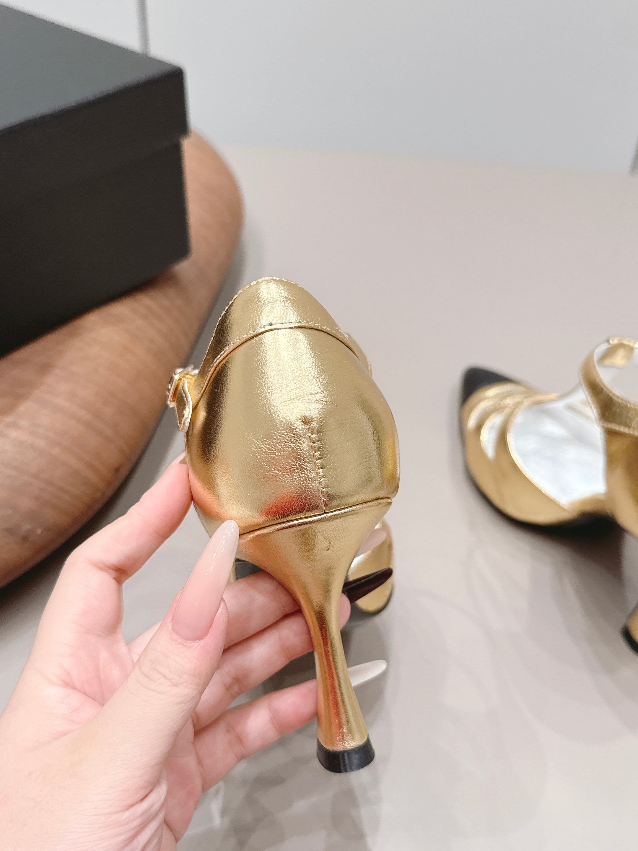 CC 26s Pointed-toe Slingback 9.5cm Black Gold Sheepskin 876258