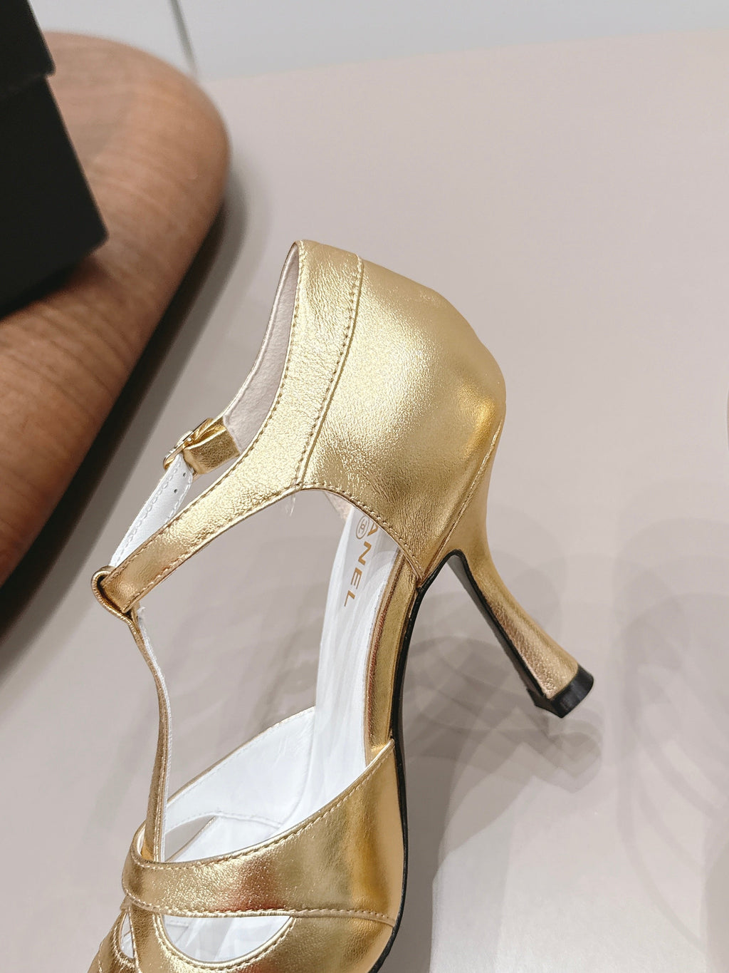 CC 26s Pointed-toe Slingback 9.5cm Black Gold Sheepskin 876258