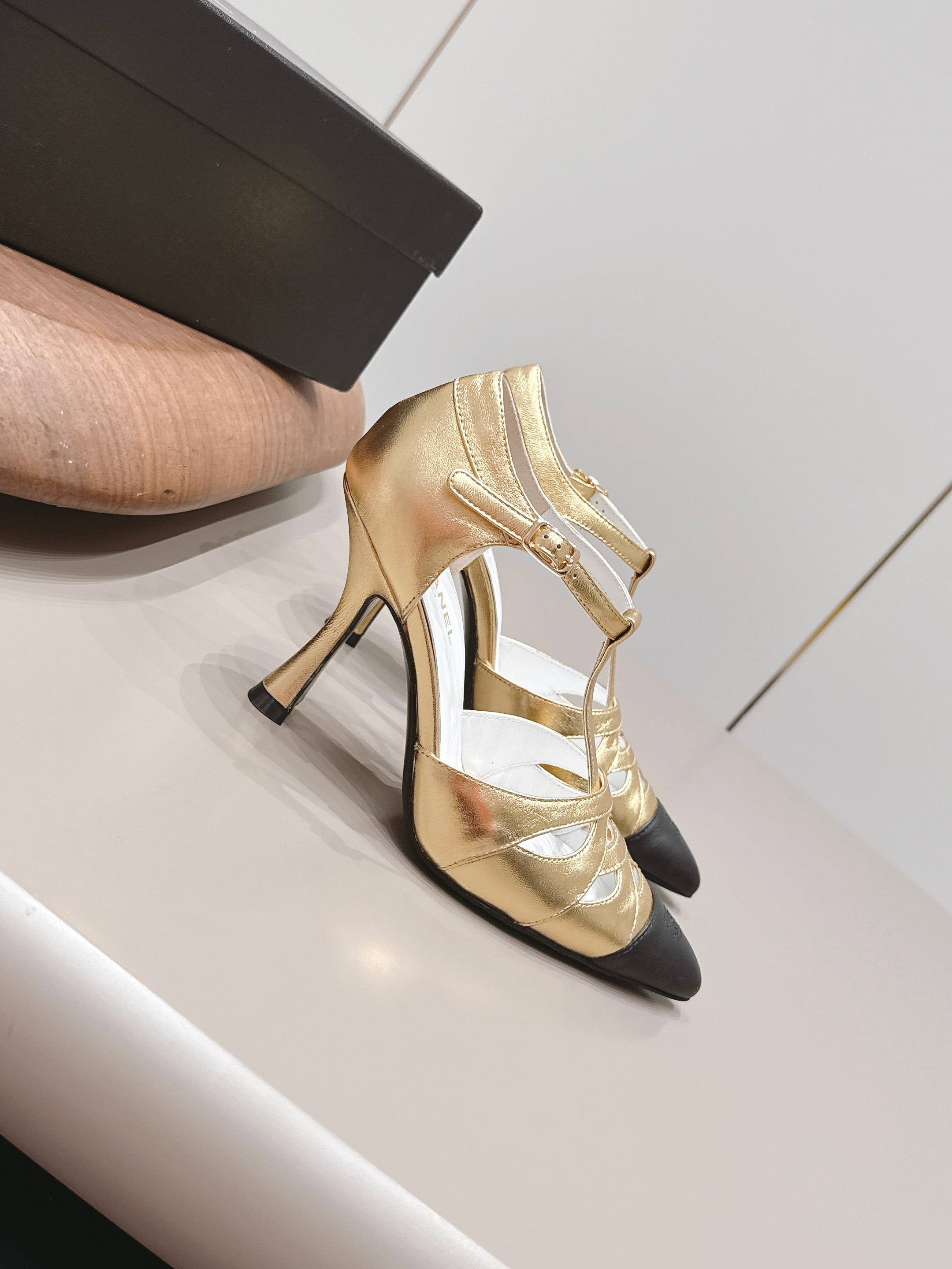 CC 26s Pointed-toe Slingback 9.5cm Black Gold Sheepskin 876258