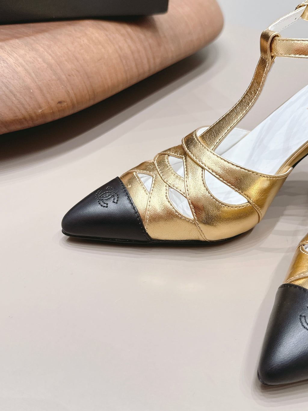 CC 26s Pointed-toe Slingback 9.5cm Black Gold Sheepskin 876258