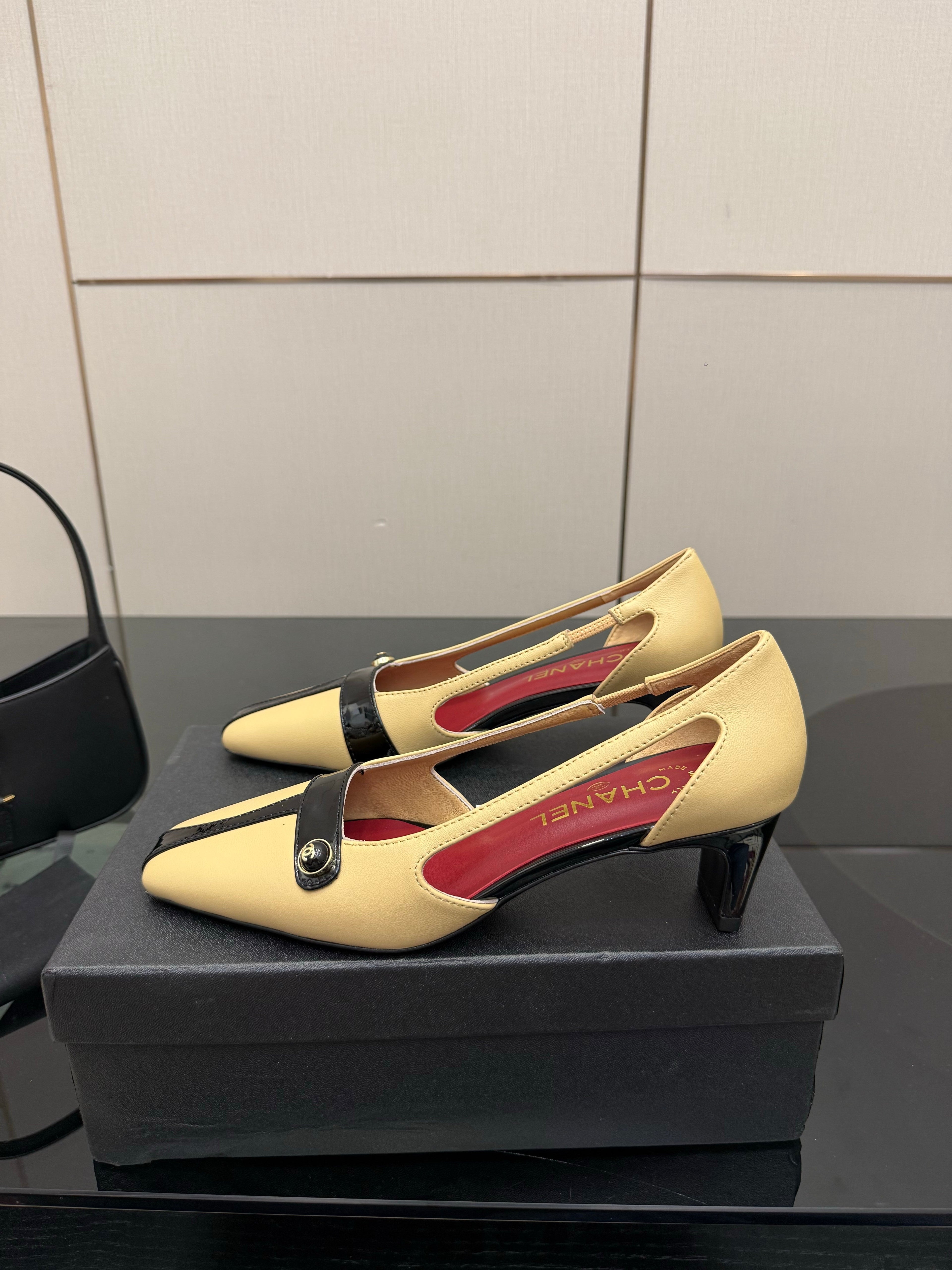 CC 26P Slingback 5cm Beige Black Lambskin Patent Leather 791608