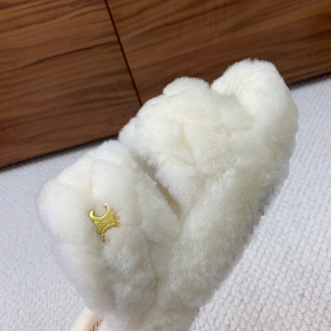 CL 26s Two-Strap Quilted Sandals In White Wool