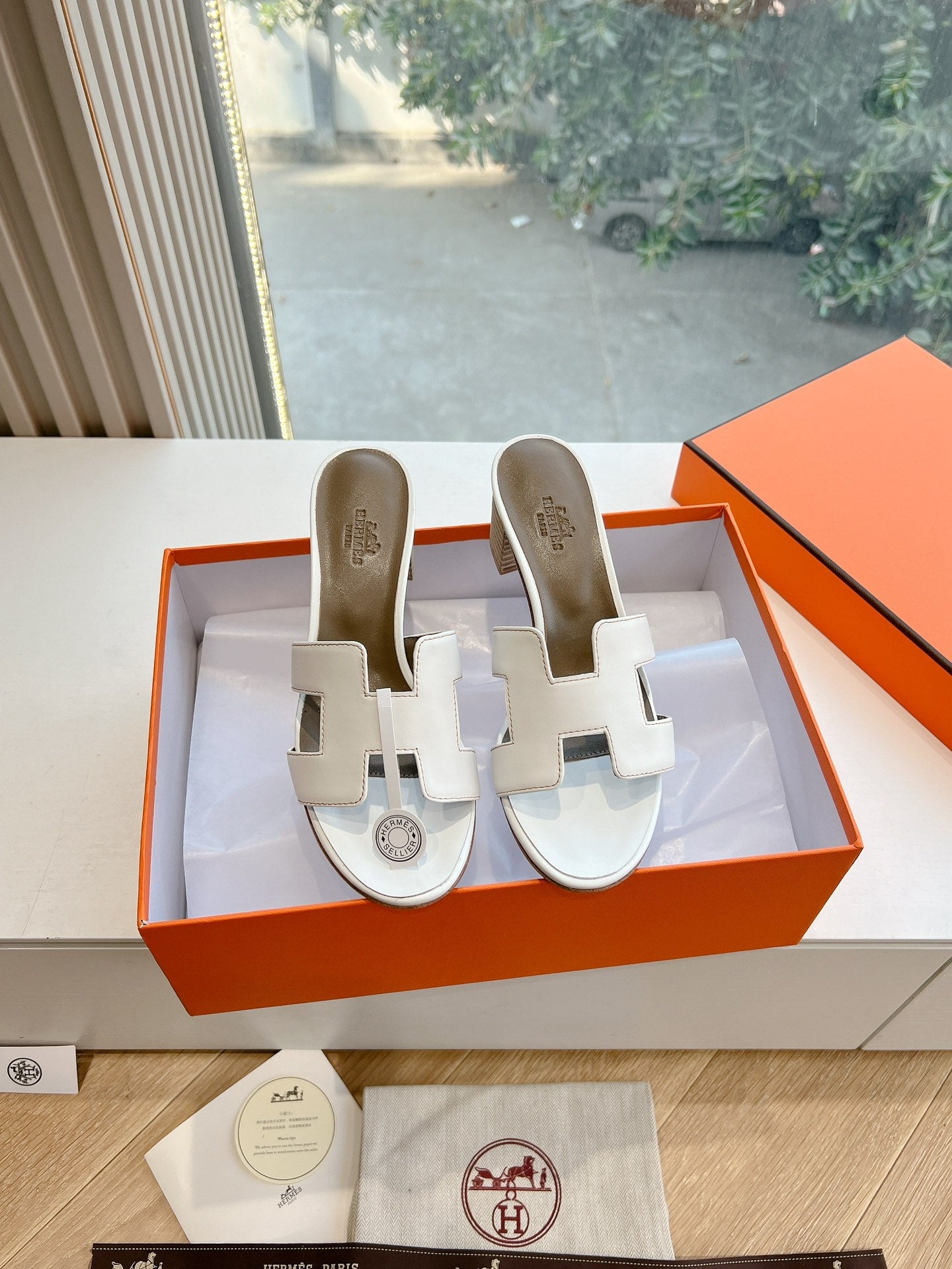 OASIS SANDAL IN WHITE CALFSKIN