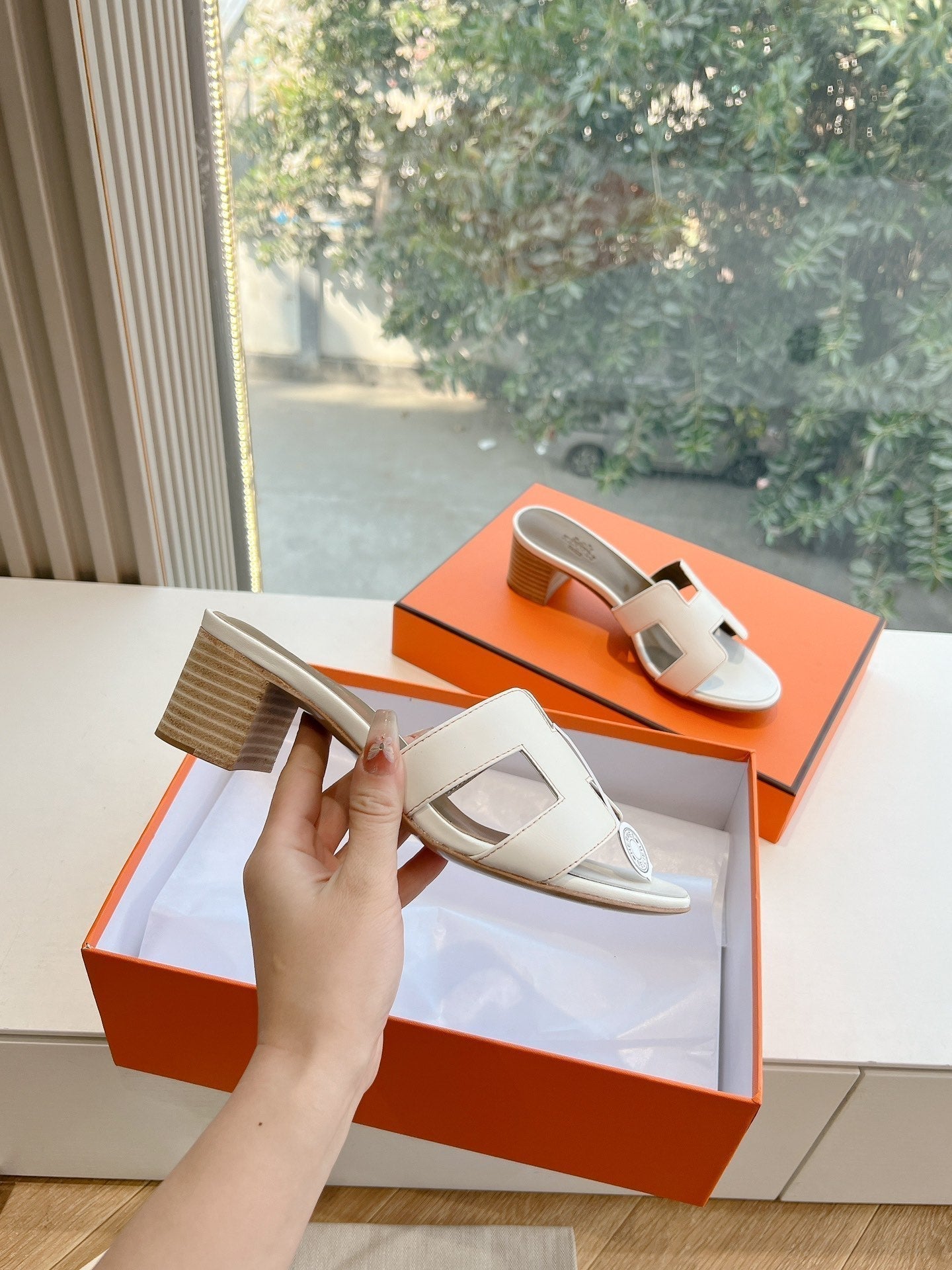 OASIS SANDAL IN WHITE CALFSKIN