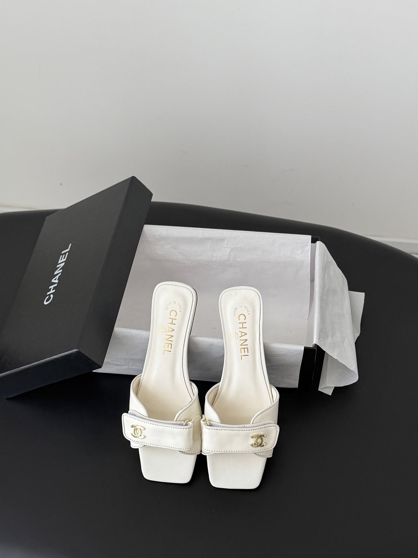 CC 26s Buckle Slippers White Leather 829740