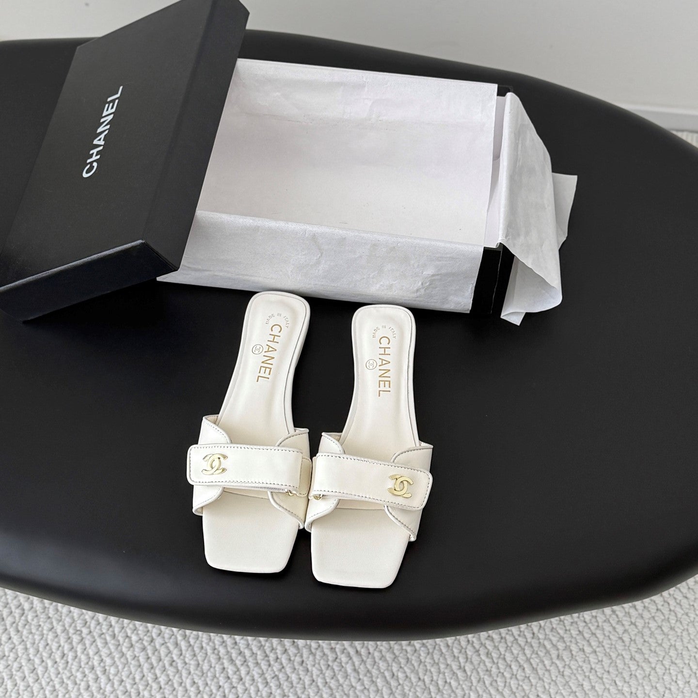 CC 26s Buckle Slippers White Leather 829740